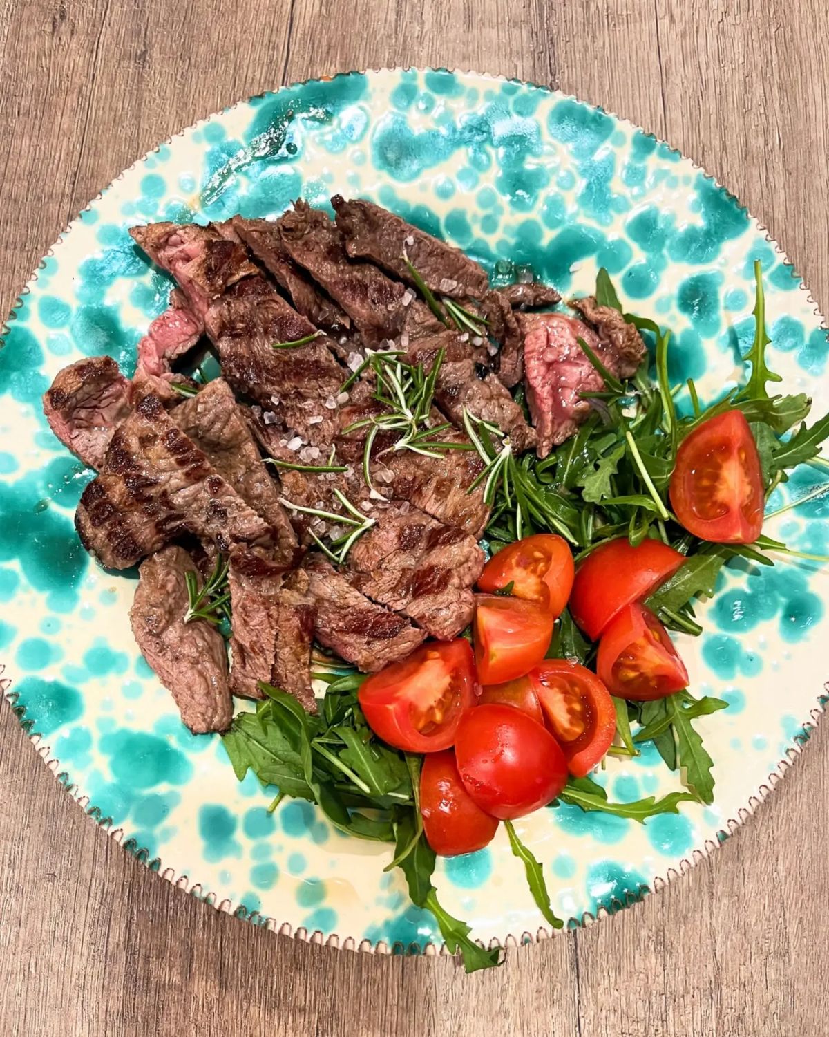 Tagliata di carne di Bombetta su piatto in ceramica decorata