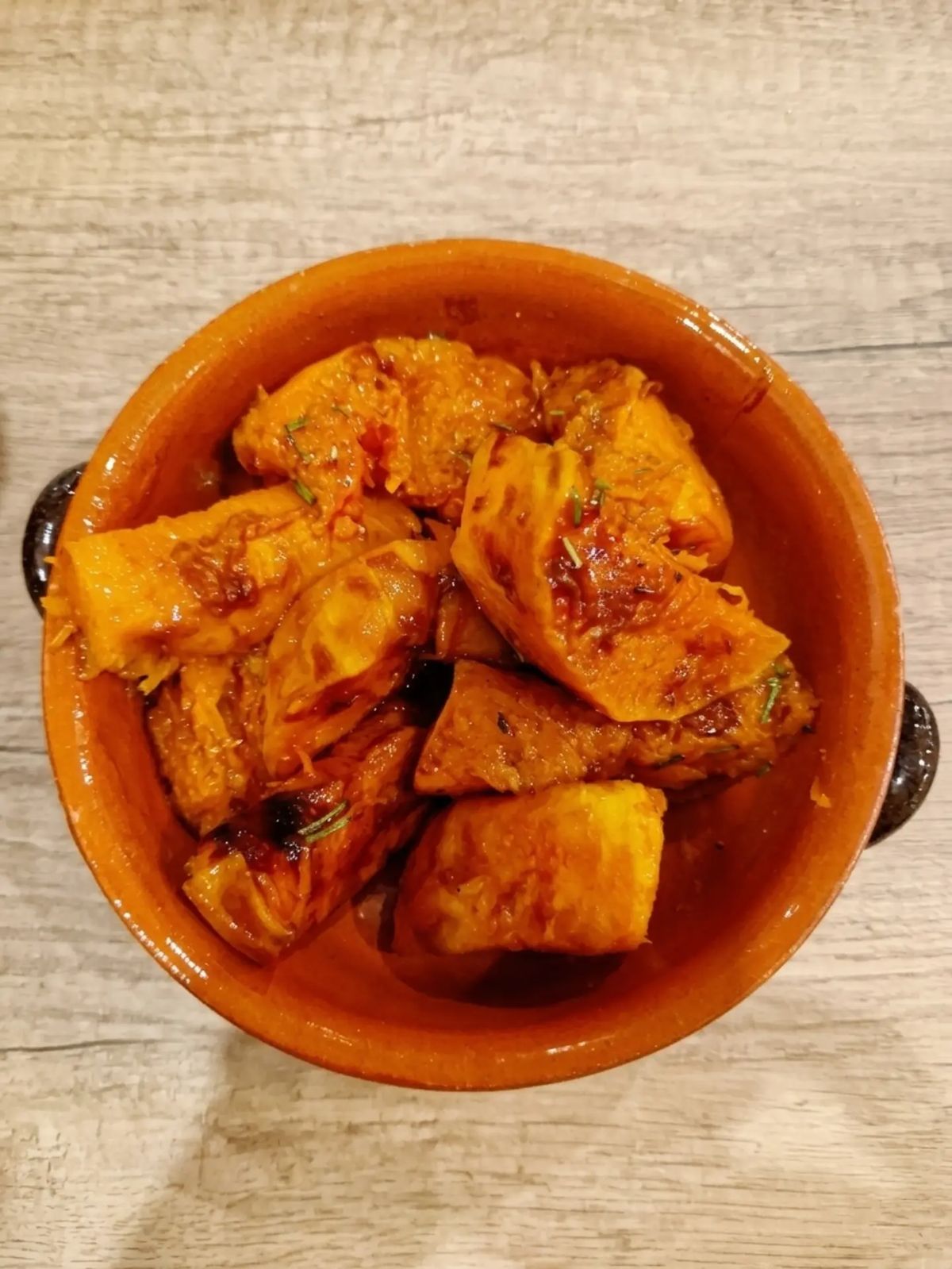 Zucca al forno servita in un tegame di terracotta